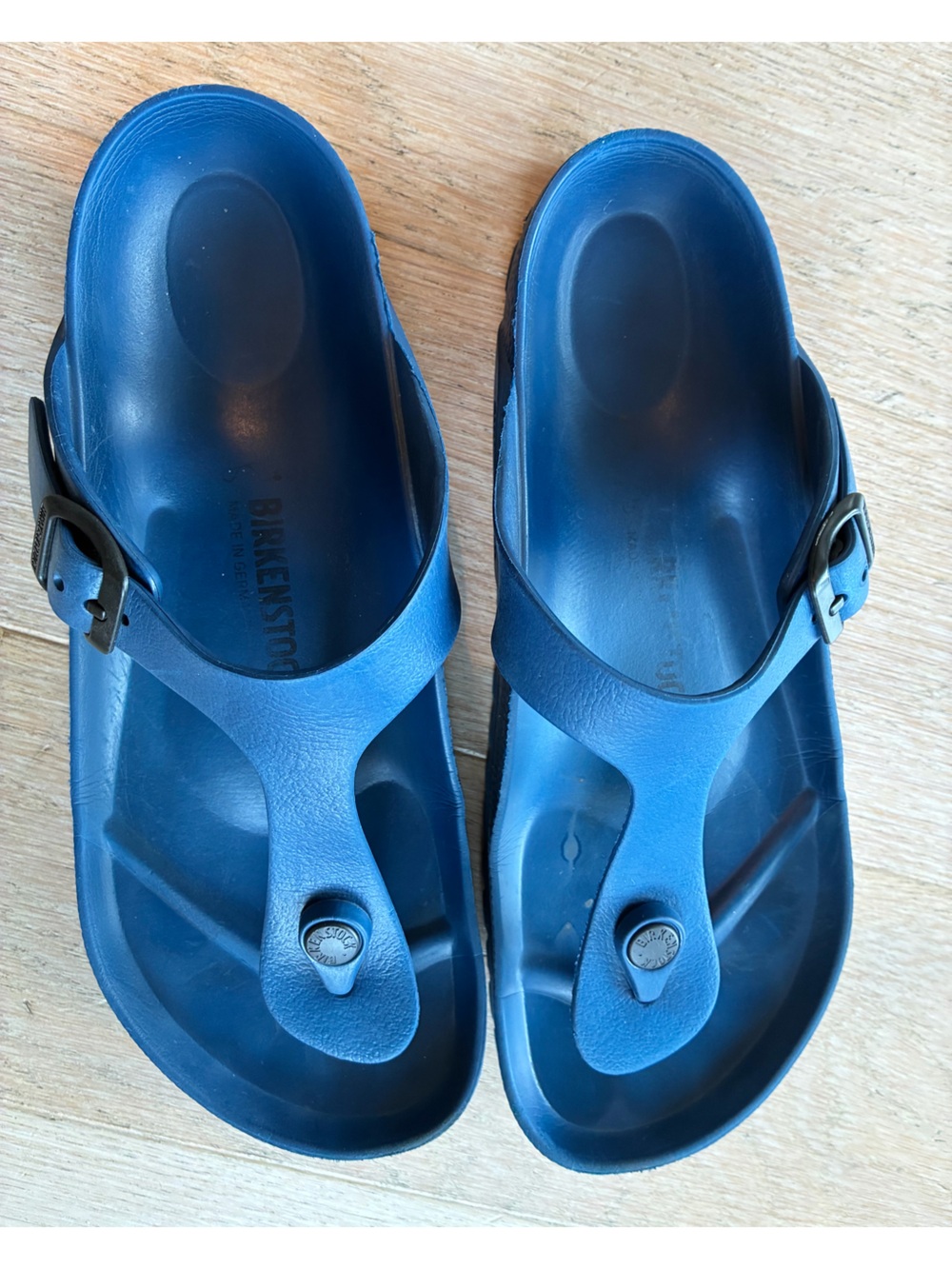Blue Birkenstock Gizeh sandals are made from lightweight, waterproof EVA - Picture 6 of 7